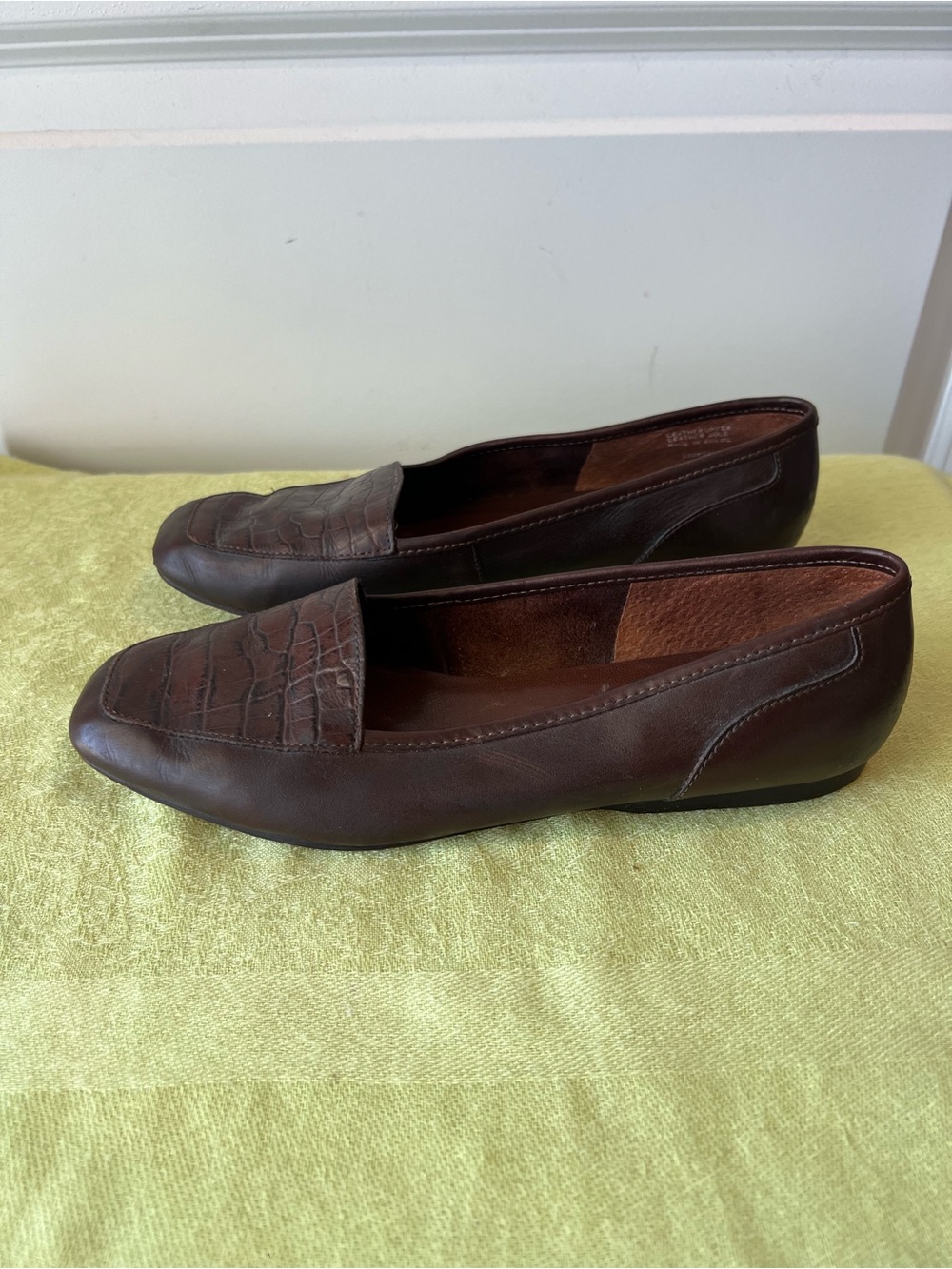 Enzo Angiolini Brown Leather Croc-Trim Loafers. Size 7
